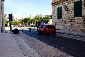 Auto bloccata in via San Giorgio