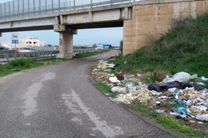 Discarica a cielo aperto all'uscita Trani Nord