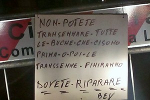 Le transenne finiranno, l'avvertimento di un cittadino. <span>Foto Maria Scoccimarro</span>