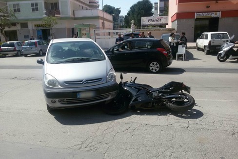 Auto contro scooter in via Superga