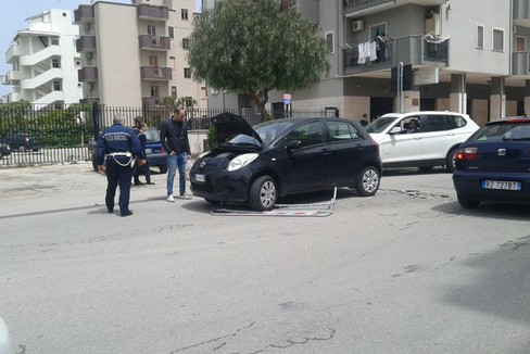 Auto finisce in una buca stradale in corso don Luigi Sturzo