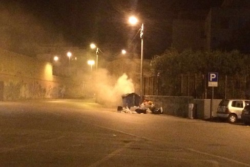 Bidone incendiato in via Di Vittorio