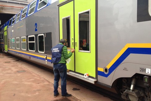 Scaricavano liquami lungo i binari: sequestrati 8 convogli Trenitalia