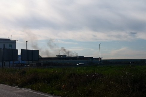 Nube di fumo nel carcere di Trani