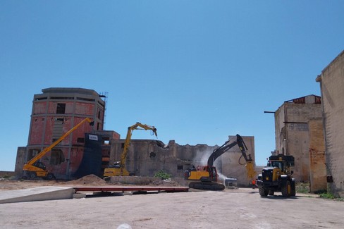 Al via la demolizione dell'ex distilleria Angelini a Trani