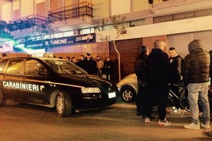 Precipita del sesto piano ma è ancora vivo