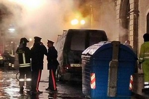 Furgone in fiamme in via Bovio