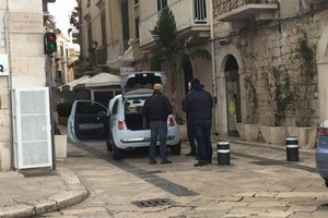 tenta il furto di una Fiat 500 in zona Porto