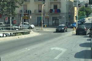 Scooter investe anziana e poi scappa