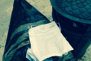 Fascicoli abbandonati vicino porta rifiuti