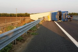 Camion con angurie si ribalta sull'A14 tra Andria e Trani