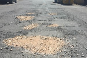 Buche in piazza Madre Teresa di Calcutta