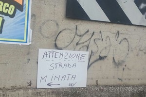 Cartello strada minata