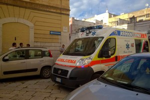 Anziano cade in via Nigro