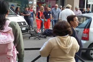 Scontro furgone-bici su via De Robertis