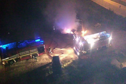 Auto in fiamme in via delle Tufare
