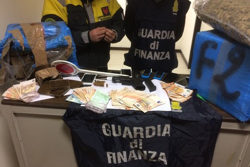 Maxi sequestro di droga della Guardia di Finanza di Trani