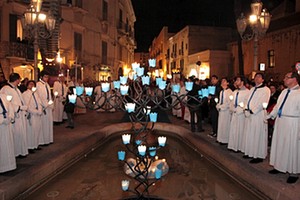 Omaggio floreale alla Madonna Immacolata in piazza Libertà