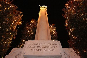 Omaggio floreale alla Madonna Immacolata in piazza Libertà