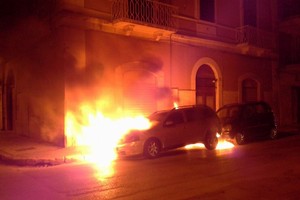 Auto in fiamme in via Bebio