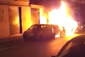 Auto in fiamme in via Dalmazia