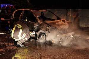 Auto prende fuoco in via Tolomeo