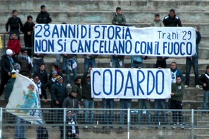 Striscione dei tifosi Fortis sull'incendio all'Oer