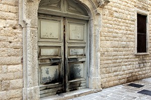 Incendio al portone del Tribunale di Trani