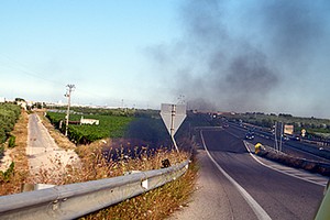 Incendio scarpate statale 16 bis a Trani