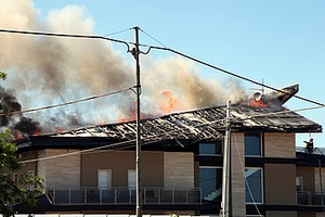 A fuoco la copertura di una villa a Matinelle
