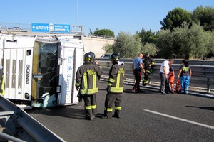 Tir ribaltato sulla 16 bis