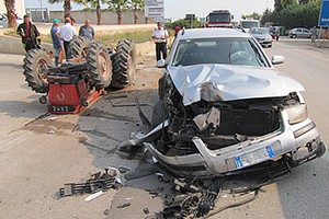 Incidente fra auto e trattore sulla Trani-Andria