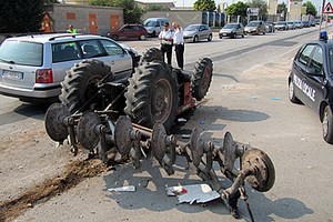 Incidente fra auto e trattore sulla Trani-Andria