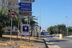 Manifesti sulla segnaletica stradale