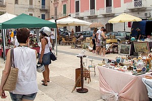 Mercatino dell'antiquariato di piazza dei Longobardi