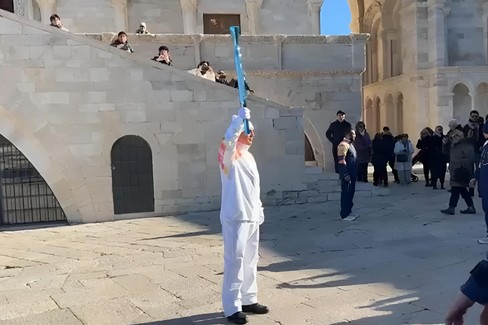 Milano Cortina, la Fiamma Olimpica a Trani