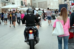 Auto e moto sul porto di Trani