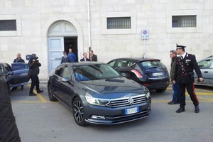 il ministro Padoan lascia il Tribunale in auto