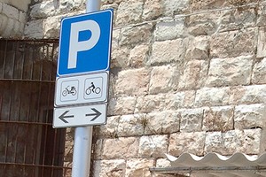 Parcheggio per motocicli sul porto di Trani