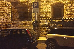 Parcheggio per motocicli occupato dalle auto sul porto di Trani