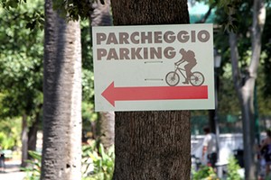 Parcheggio bici nella villa comunale di Trani