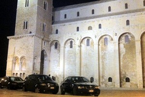 Parcheggio selvaggio nell'area pedonale della Cattedrale