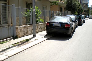 Parcheggio selvaggio in via Bonomo