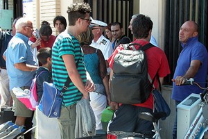 Pendolari bloccati alla stazione di Trani