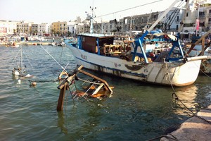 Peschereccio affondato nel porto