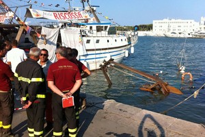 Peschereccio affondato nel porto
