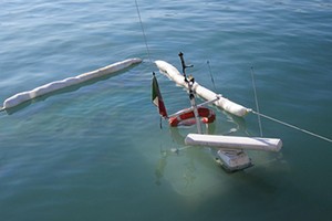 Peschereccio affondato nel porto di Trani