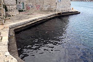 Chiazza di petrolio nel porto di Trani