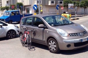 Bici contro auto, incidente in via Falcone