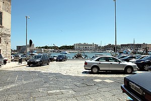 Parcheggio in piazza Trieste, sul porto di Trani